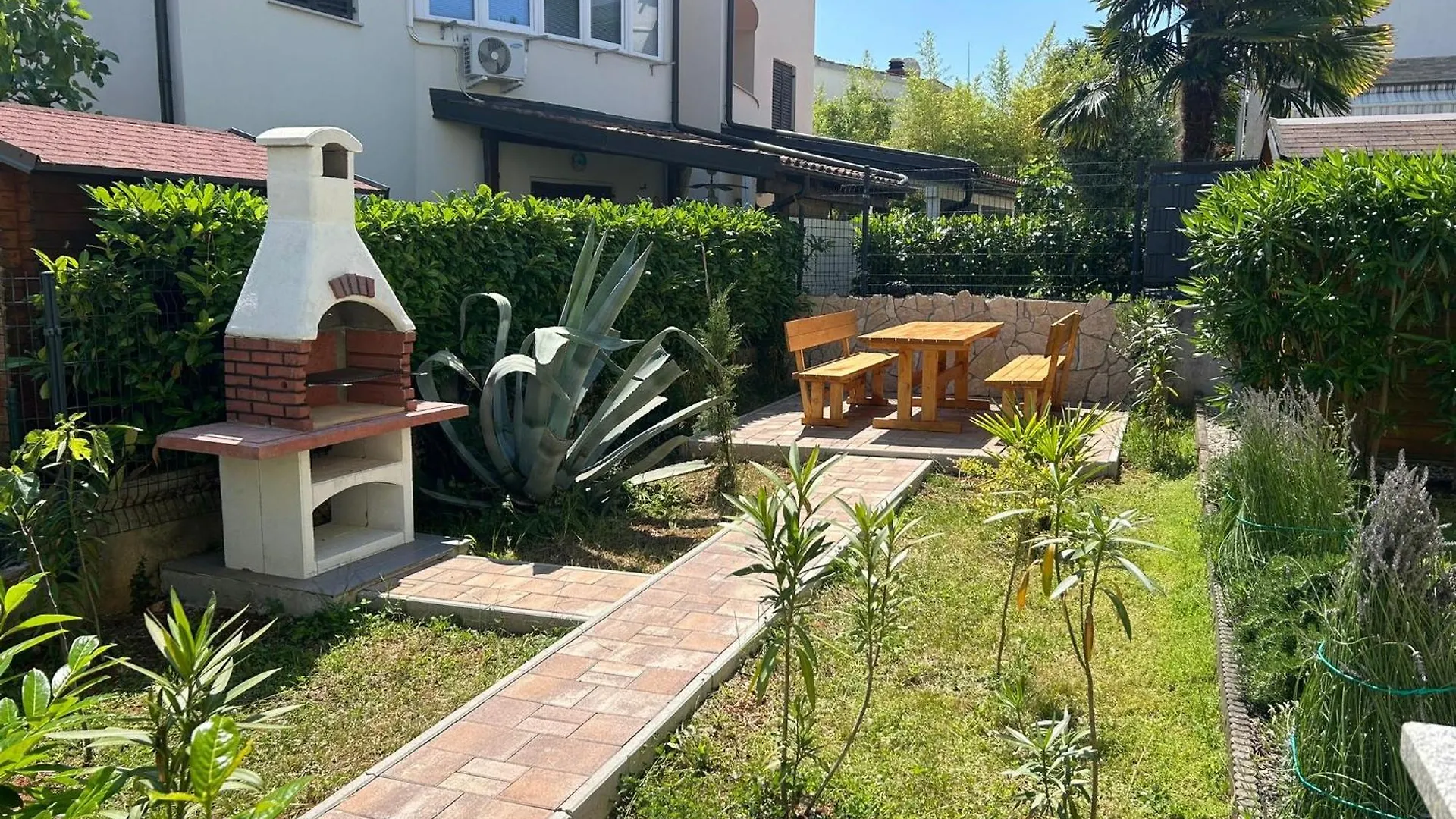 Modern And Spacious 3-Bedroom Apartment With Balcony & Garden Near Beach Malinska