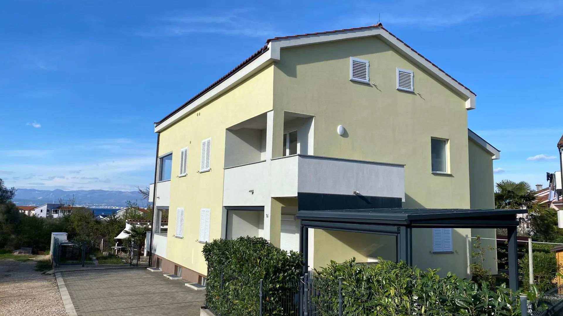 Modern And Spacious 3-Bedroom Apartment With Balcony Near Beach Malinska