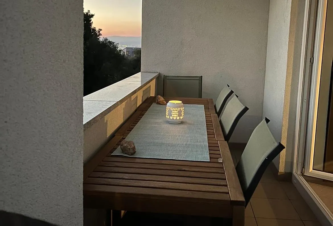 Modern And Spacious 3-Bedroom Apartment With Balcony Near Beach Malinska
